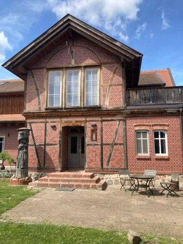 a brick house with a table in front of it at Übernachten im Goethezimmer in Jerchel