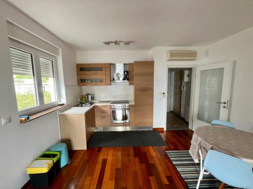 eine kleine Küche mit einem Tisch und Stühlen in einem Zimmer in der Unterkunft Apartment Picturesque Retreat in Dramalj