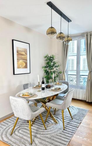 une salle à manger avec une table et des chaises dans l'établissement Spacious Flat near Porte de Versailles, à Paris