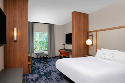 Pokój hotelowy z dużym łóżkiem i biurkiem w obiekcie Fairfield by Marriott Inn & Suites Lewisburg w mieście Lewisburg