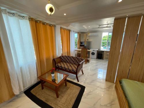 - un salon avec un canapé et une table basse dans l'établissement Big & confortable studio in Osu, à Accra