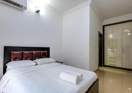 a bedroom with a large bed with two towels on it at Lakowe Lakes Hotel, Golf and Country Estate by NEWMARK in Lagos