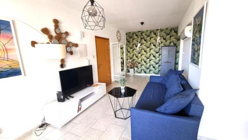 Beach Haven: 7-Minute walk to the beach + Pool