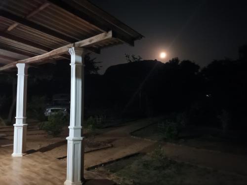 un pergolato bianco con la luna sullo sfondo di Sigiri Arana a Sigiriya