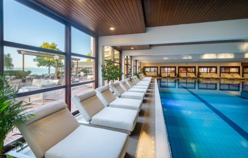 Бассейн в Hotel Club Tihany или поблизости