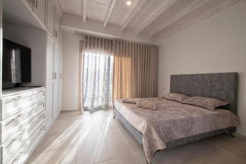 カリムノスにあるMyloi Luxury Villa Kalymnosのベッドルーム1室(ベッド1台、大きな窓付)