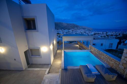 カリムノスにあるMyloi Luxury Villa Kalymnosの夜間のスイミングプール付きのヴィラ