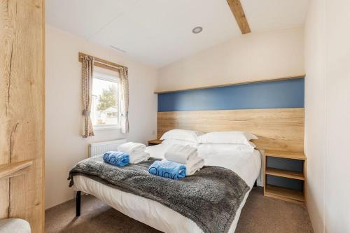 um quarto com uma cama com duas toalhas em Club Tropicana em Poole