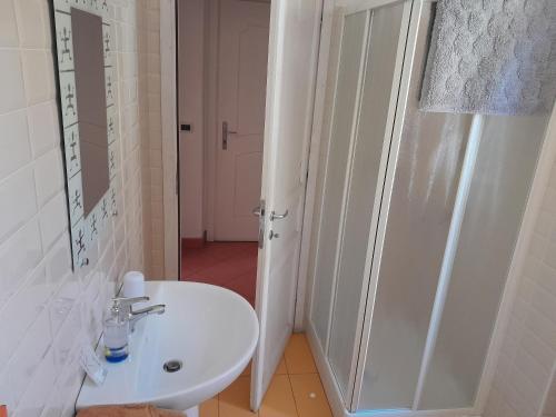 a bathroom with a sink and a shower at "B&B Sans égal", con CAMERE PRIVATE e APPARTAMENTI al PIANO TERRA a Biella in Biella
