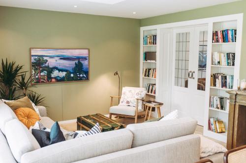 sala de estar con sofá blanco y estanterías en Appartement Oude Winschoterdiep en Groninga