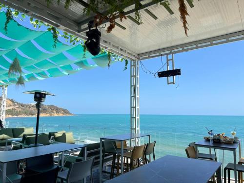 ein Restaurant mit Meerblick in der Unterkunft La Tour Blanche in Gammarth