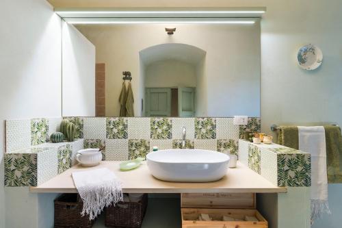 a bathroom with a sink and a mirror at Masseria Baroni in Casa Bonivini