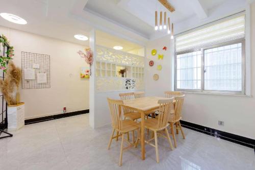 Un comedor con mesa y sillas de madera. en Xi Valley Apartment, en Zhangjiajie