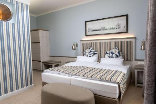 una camera da letto con un letto e una sedia di Hotel am Prinzengarten, inklusive AlbCard a Sigmaringen