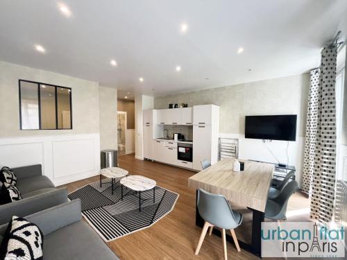 un salon avec un canapé et une table dans l'établissement 23 - Charming Parisian Flat in Paris, à Paris