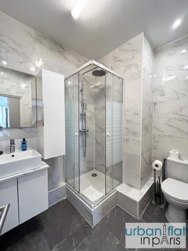 une salle de bain avec une douche, des toilettes et un lavabo dans l'établissement 23 - Charming Parisian Flat in Paris, à Paris