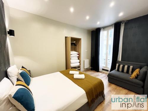 une chambre avec un grand lit et un canapé dans l'établissement 23 - Charming Parisian Flat in Paris, à Paris