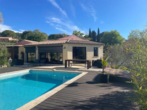 uma villa com uma piscina e uma casa em Nuit de charme & Spa em Lorgues