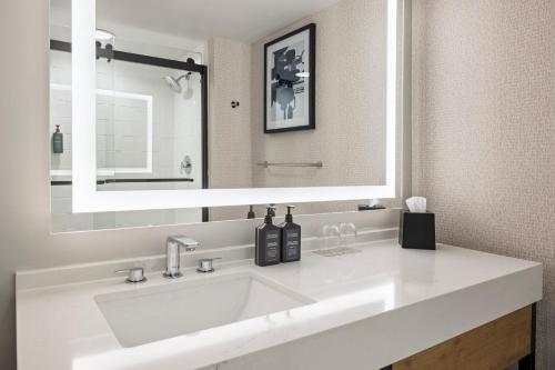 Ein Badezimmer in der Unterkunft Sheraton Overland Park Hotel at the Convention Center