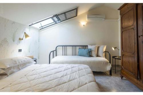 - une chambre avec 2 lits et une commode dans l'établissement Villa Zara, à Palaia