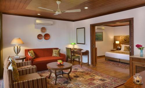 ein Wohnzimmer mit einem Sofa und einem Bett in der Unterkunft Fortune Resort Heevan, Srinagar - Member ITC's Hotel Group in Srinagar