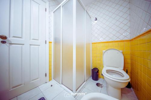 São MamedeにあるRefugio dos Cartolas By ALPONTEのバスルーム(トイレ、ウォークインシャワー付)