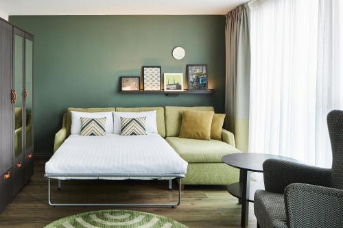 salon z łóżkiem i kanapą w obiekcie Residence Inn by Marriott London Bridge w Londynie