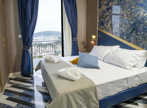 Postel nebo postele na pokoji v ubytování Hotel Cala Moresca