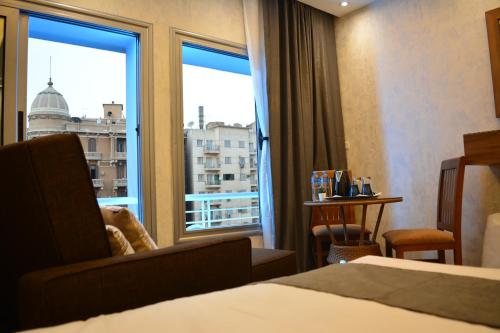 une chambre d'hôtel avec un lit et une fenêtre dans l'établissement tourist hotels cairo downtown, au Caire