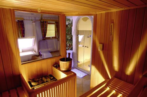 - une vue sur l'intérieur d'une petite chambre avec un miroir dans l'établissement Familienhotel Moos-Alm, à Lienz