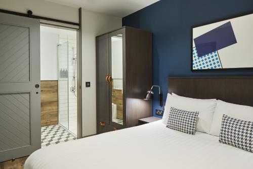 a bedroom with a large bed and a sliding glass door at Residence Inn by Marriott London Bridge in London