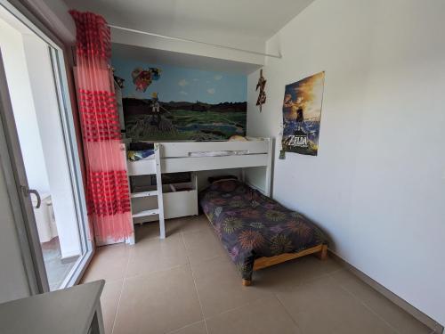 une petite chambre avec un lit et un bureau dans l'établissement Maison 3 pièces avec jardin - 5 min des plages, à La Ciotat