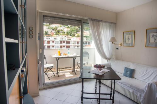 un salon avec un canapé et une table dans l'établissement Roca Mare 6 - Happy Rentals, à Menton