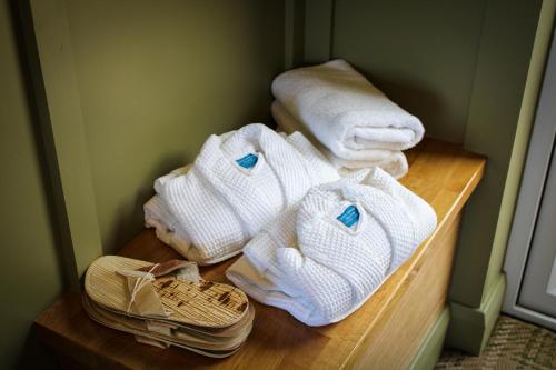 un mucchio di asciugamani su una mensola in bagno di Doolin Inn a Doolin