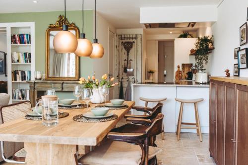 a dining room with a wooden table and chairs at Appartement Oude Winschoterdiep in Groningen