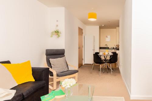 Zona d'estar a Comfy Chic 2Bed Apartment in Sheffield City Centre