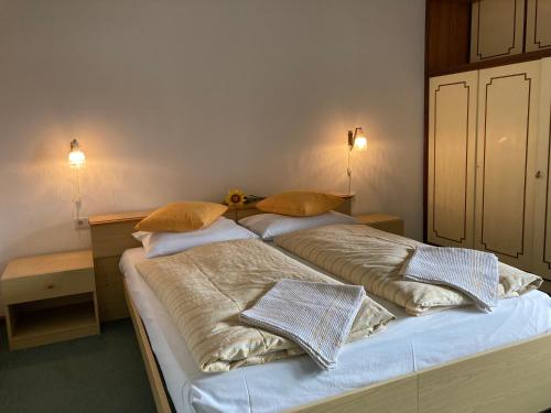 - un lit avec 2 oreillers dans l'établissement Hotel Buchholz, à Salorno