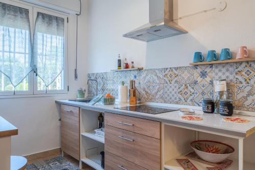una cocina con fregadero y encimera en Villa Nonna Anna a Plemmirio, en Siracusa