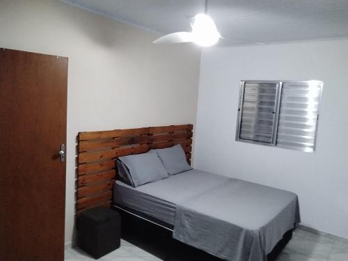 Un pat sau paturi într-o cameră la Acomodações Casa 2
