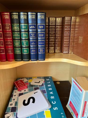 a book shelf with books on it at Villa Nid d'Oiseaux in Lustar
