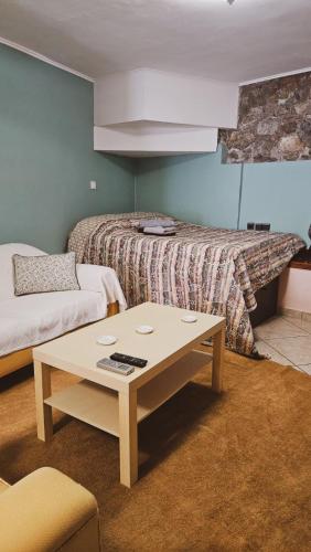 Cette chambre comprend un lit et une table basse. dans l'établissement Stone cottage, à Chalcis