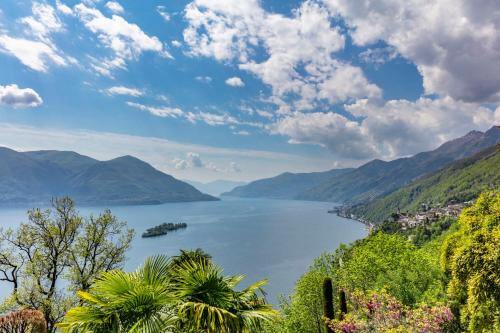 vista su un lago con montagne sullo sfondo di Exclusive Boutique Hotel Elisabetta a Ronco sopra Ascona