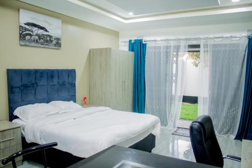 ein Krankenhauszimmer mit einem Bett und einem Fenster in der Unterkunft Onelove Homes in Lusaka