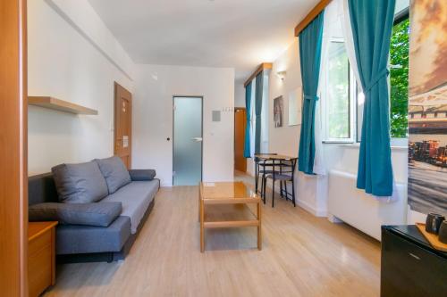 ein Wohnzimmer mit einem Sofa und einem Tisch in der Unterkunft Bed and Breakfast Palac in Baška Voda