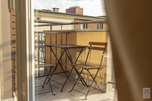 a balcony with chairs and a table on a balcony at Flamingo Centrum in Łódź