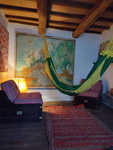 une chambre avec deux hamacs et un tableau mural dans l'établissement Nuovo appartamento in borgo medievale, à Grosseto