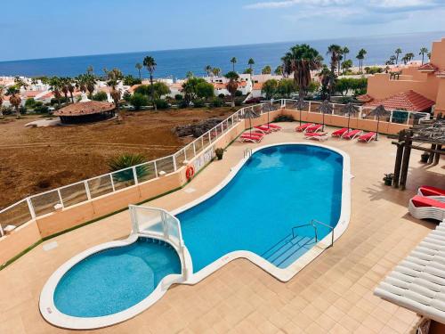Una vista aérea de una piscina en un complejo turístico. en Terrace of Peace view over the Ocean, en San Miguel de Abona
