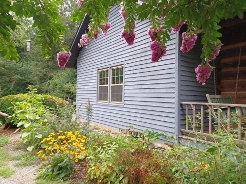 Κήπος έξω από το Restored1850s log cabin, with gazebo and gardens! 1 mile to downtown Weaverville