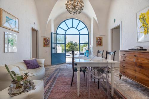 uma sala de estar com uma mesa e um sofá em Tenuta Miro em Ostuni