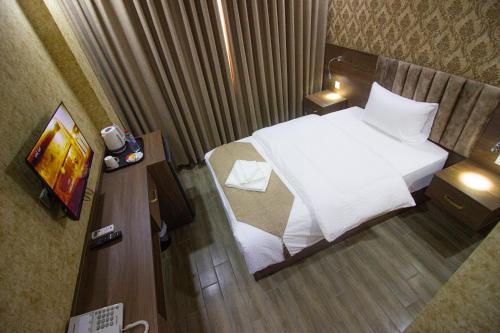 una vista aérea de una habitación de hotel con cama en فندق بيروت 2 New en Amán